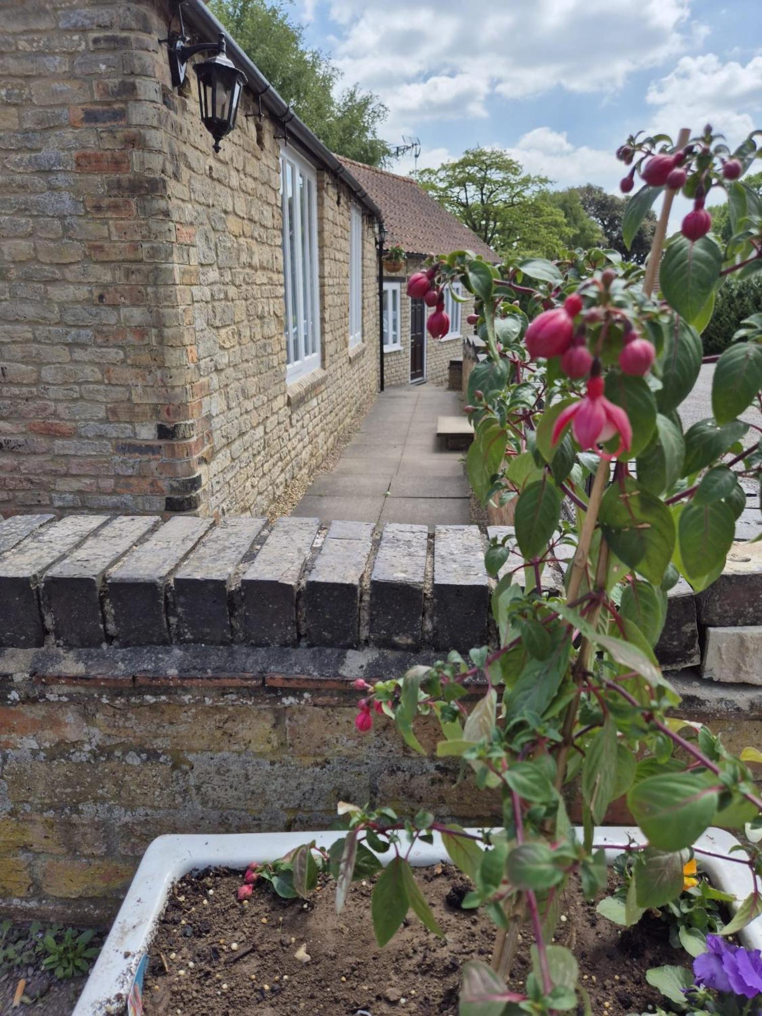 The Ship Inn Oundle Exterior foto